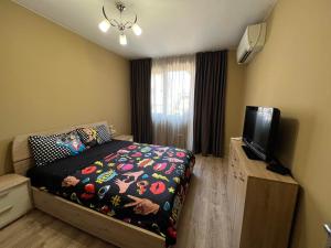 Schlafzimmer mit einem Bett und einem Flachbild-TV in der Unterkunft Johannesburg Spacious Family apt w Free Parking and Playground in Sofia