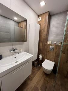 ein Badezimmer mit einem weißen Waschbecken und einem WC in der Unterkunft Johannesburg Spacious Family apt w Free Parking and Playground in Sofia