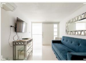 a living room with a blue couch and a table at Catedral in Cartagena de Indias