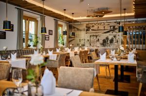 um restaurante com mesas e cadeiras num quarto em Zum blauen Hecht em Kipfenberg