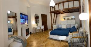 um quarto com uma cama e uma sala de estar em Cozy & stylish city centre flat em Budapeste