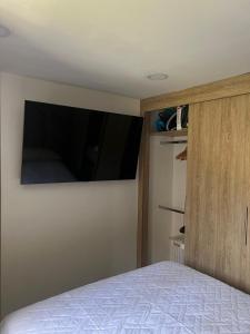 TV a/nebo společenská místnost v ubytování Habitación en apartamento Robledo-Medellin