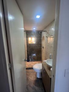 Koupelna v ubytování Habitación en apartamento Robledo-Medellin