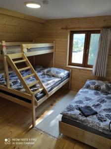 Hrčava的住宿－Chata BO Hrčava，小屋内设有一间带两张双层床的卧室