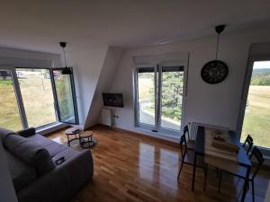 Ein Sitzbereich in der Unterkunft Apartman 982 Divčibare
