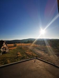 einen Blick auf ein Feld mit der Sonne am Himmel in der Unterkunft Apartman 982 Divčibare in Divčibare + 5 Fotos