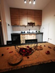 Küche/Küchenzeile in der Unterkunft Apartman 982 Divčibare