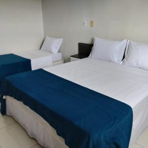 twee bedden naast elkaar in een kamer bij Maper Park Carajás in Parauapebas