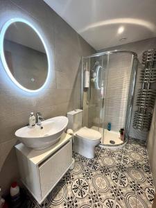 Ванная комната в Contemporary Countryside Home