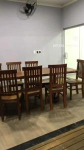 a dining room with a wooden table and chairs at Área de laser Gabata in Delfinópolis