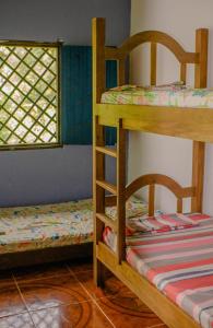 2 Etagenbetten in einem Zimmer mit Fenster in der Unterkunft Cabañas yami in Playa Ladrilleros