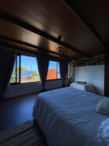 1 dormitorio con 2 camas y ventana grande en Casita La Enramada, en Sabinosa