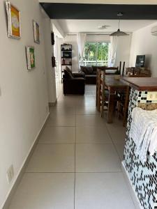 una sala de estar con un gran suelo de baldosa blanca en BELÍSSIMA CASA ILHABELA, en Ilhabela