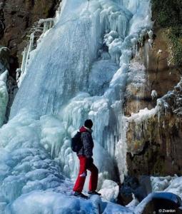 Człowiek stojący na lodowcu. w obiekcie La Hasel w mieście Oberhaslach