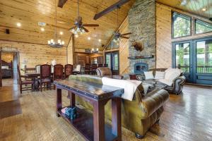 Posezení v ubytování Cabin with Game Room and Hot Tub in Broken Bow!