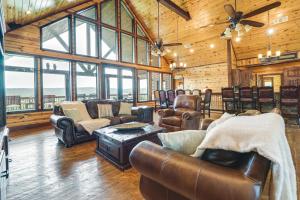 Posezení v ubytování Cabin with Game Room and Hot Tub in Broken Bow!