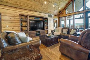 พื้นที่นั่งเล่นของ Broken Bow Cabin with Game Room and Private Hot Tub!