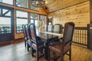 Fotografie z fotogalerie ubytování Cabin with Game Room and Hot Tub in Broken Bow! v destinaci Broken Bow