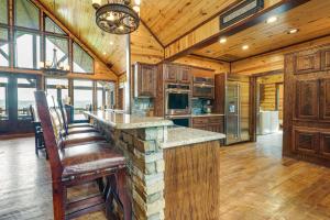 Kuchyň nebo kuchyňský kout v ubytování Cabin with Game Room and Hot Tub in Broken Bow!