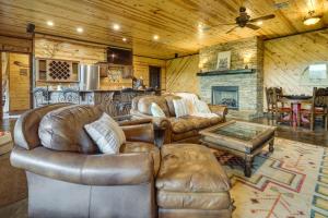 Posezení v ubytování Cabin with Game Room and Hot Tub in Broken Bow!