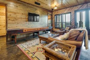 Posezení v ubytování Cabin with Game Room and Hot Tub in Broken Bow!