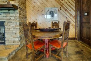 Fotografie z fotogalerie ubytování Cabin with Game Room and Hot Tub in Broken Bow! v destinaci Broken Bow