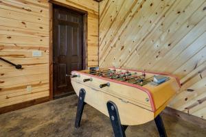 Herní místnost v ubytování Cabin with Game Room and Hot Tub in Broken Bow!