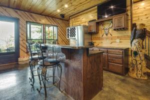 Kuchyň nebo kuchyňský kout v ubytování Cabin with Game Room and Hot Tub in Broken Bow!