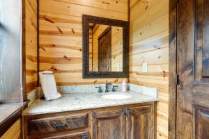 Koupelna v ubytování Cabin with Game Room and Hot Tub in Broken Bow!