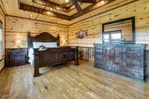 Fotografie z fotogalerie ubytování Cabin with Game Room and Hot Tub in Broken Bow! v destinaci Broken Bow