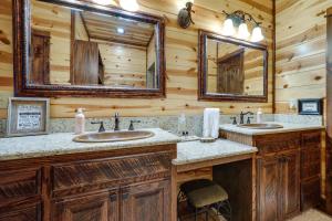 Koupelna v ubytování Cabin with Game Room and Hot Tub in Broken Bow!