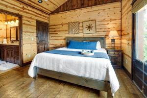 Postel nebo postele na pokoji v ubytování Cabin with Game Room and Hot Tub in Broken Bow!