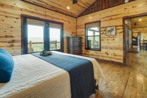 Postel nebo postele na pokoji v ubytování Cabin with Game Room and Hot Tub in Broken Bow!