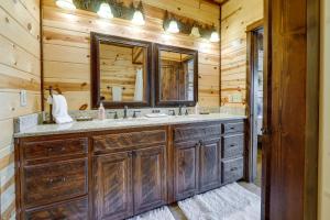 Koupelna v ubytování Cabin with Game Room and Hot Tub in Broken Bow! + 37 fotografií