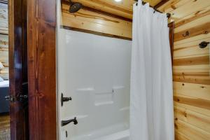 Koupelna v ubytování Cabin with Game Room and Hot Tub in Broken Bow!