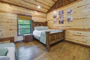 Postel nebo postele na pokoji v ubytování Cabin with Game Room and Hot Tub in Broken Bow!