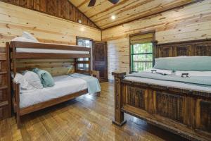 Postel nebo postele na pokoji v ubytování Cabin with Game Room and Hot Tub in Broken Bow!