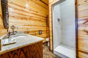 Koupelna v ubytování Cabin with Game Room and Hot Tub in Broken Bow!