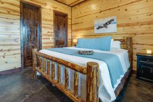 Postel nebo postele na pokoji v ubytování Cabin with Game Room and Hot Tub in Broken Bow!