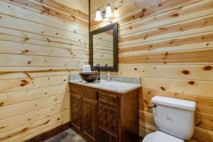 Koupelna v ubytování Cabin with Game Room and Hot Tub in Broken Bow!