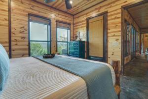 Postel nebo postele na pokoji v ubytování Cabin with Game Room and Hot Tub in Broken Bow!