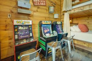 Herní místnost v ubytování Cabin with Game Room and Hot Tub in Broken Bow!