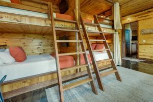 Palanda nebo palandy na pokoji v ubytování Cabin with Game Room and Hot Tub in Broken Bow!