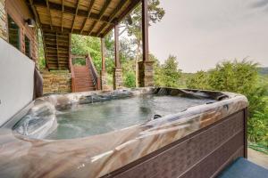 Fotografie z fotogalerie ubytování Cabin with Game Room and Hot Tub in Broken Bow! v destinaci Broken Bow