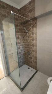 y baño con ducha y puerta de cristal. en amazing apartment front citystar, en El Cairo