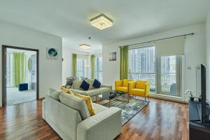sala de estar con 2 sofás y TV en Shukran Homes Cozy 1BR with Burj & Fountain Partial View, en Dubái