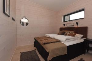 - une chambre avec un lit, une fenêtre et un miroir dans l'établissement Timmerby Lodge - Lindvallen Sälen - Ski in Ski out, à Sälen
