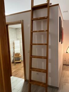 een ladder naar een kamer met een trap bij Mike’s House in Lourinhã