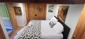 代堡的住宿－Chalet 'Les Riaux' - Studio individuel，一间卧室配有一张带黑白毯子的床