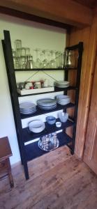 代堡的住宿－Chalet 'Les Riaux' - Studio individuel，装满盘子、碗和盘子的架子